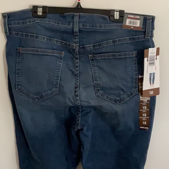 Kirkland Signature Relaxed Blue Jeans with Lived-In Look - Picture 3 of 6